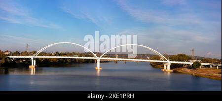 Die Broadway Street Bridge, die sich über den Arkansas River erstreckt, im Stadtzentrum von Little Rock, Arkansas bei Sonnenaufgang. Stockfoto