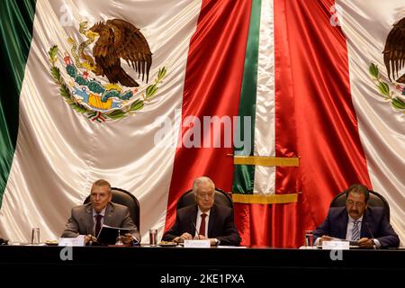 Mexiko-Stadt, Mexiko. 08.. November 2022. 8. November 2022, Mexiko-Stadt, Mexiko: Der Direktor der Federal Electricity Commission, Manuel Bartlett Díaz, begleitet von Manuel Rodriguez, und Reginaldo Sandoval während seines Auftritts vor der Abgeordnetenkammer. Am 8. November 2022 in Mexiko-Stadt, Mexiko (Foto: Luis Barron/Eyepix Group/Sipa USA). Quelle: SIPA USA/Alamy Live News Stockfoto