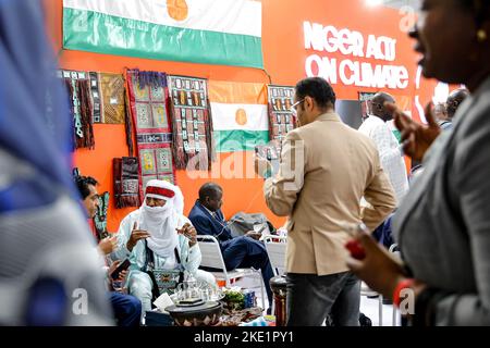 Sharm El Sheijk, Egipt. 09.. November 2022. Die Teilnehmer sitzen im Niger Pavillon der UN-Klimakonferenz COP27, die am 9. November 2022 von der UNFCCC im Sharm El-Sheikh International Convention Center in Ägypten abgehalten wurde. COP27, das vom 6. Bis 18. November in Sharm El Sheikh läuft, konzentriert sich auf die Umsetzung von Maßnahmen, die bereits bei früheren Bullen vereinbart wurden. Die Konferenz in Sharm El Sheikh konzentriert sich auch auf die schwächsten Gemeinschaften, da die Klimakrise die Lebensbedingungen der ohnehin am stärksten benachteiligten Menschen verschärft. (Foto von Dominika Zarzycka/Sipa USA) Quelle: SIPA USA/Alamy Live News Stockfoto