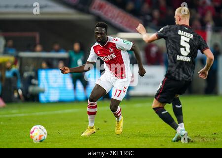 KÖLN, DEUTSCHLAND - NOVEMBER 9: Kingsley Schindler von 1. FC Köln, Mitchel Bakker von Bayer 04 Leverkusen beim Bundesliga-Spiel zwischen 1. FC Köln und Bayer 04 Leverkusen am 9. November 2022 im RheinEnergieStadion in Köln (Foto: Rene Nijhuis/Orange Picturs) Stockfoto