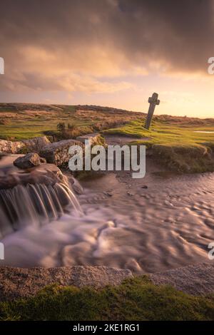 Windy Post; Dartmoor National Park, Devon, Großbritannien. 9.. November 2022. UK Wetter: Brüllender, herbstlicher Himmel bei Sonnenuntergang am Ende eines Tages voller Sonnenschein und Schauern. Das Wetter wird im Südwesten für den Rest der Woche wechselhaft bleiben. Kredit: Celia McMahon/Alamy Live Nachrichten Stockfoto