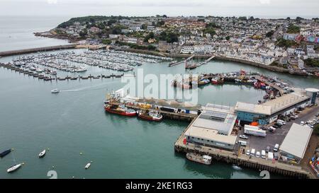 Fischerboote im Hafen von Brixham Fish Market, Brixham, South Devon. Stockfoto