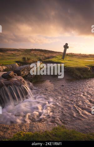 Windy Post; Dartmoor National Park, Devon, Großbritannien. 9.. November 2022. UK Wetter: Brüllender, herbstlicher Himmel bei Sonnenuntergang am Ende eines Tages voller Sonnenschein und Schauern. Das Wetter wird im Südwesten für den Rest der Woche wechselhaft bleiben. Kredit: Celia McMahon/Alamy Live Nachrichten Stockfoto