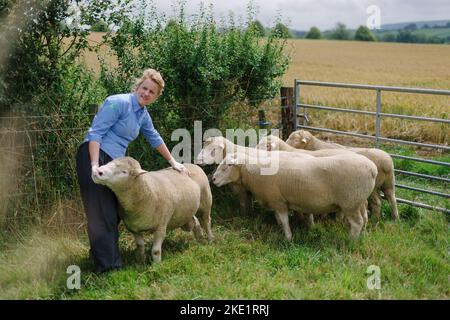 Bild von Jim Wileman - Emily Gascoigne, Tierärztin, abgebildet auf der Eastfields Farm, East Chinnock, mit Poll Dorsets der Chinnock-Herde Stockfoto