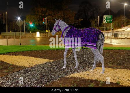 Die Pferdeskulptur in Horsforth in Leeds wurde von Murphy's Army Purple Poppy Campaign mit einem neuen Purple Poppy Coat ausgestattet Stockfoto