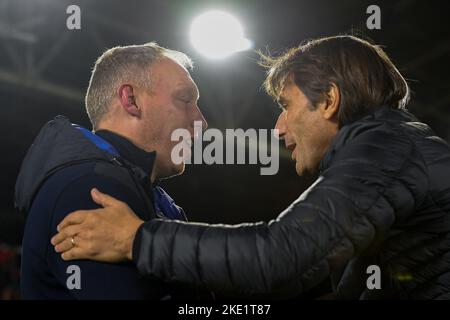 Steve Cooper, Cheftrainer von Nottingham Forest, und Antonio Conte, Manager von Tottenham Hotspur, während des Carabao Cup Third Round Spiels zwischen Nottingham Forest und Tottenham Hotspur am City Ground, Nottingham, am Mittwoch, dem 9.. November 2022. (Kredit: Jon Hobley | MI News) Kredit: MI Nachrichten & Sport /Alamy Live News Stockfoto