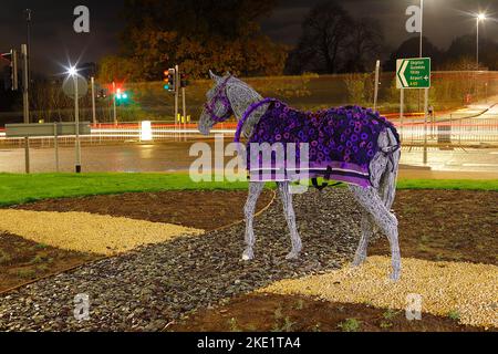 Die Pferdeskulptur in Horsforth in Leeds wurde von Murphy's Army Purple Poppy Campaign mit einem neuen Purple Poppy Coat ausgestattet Stockfoto