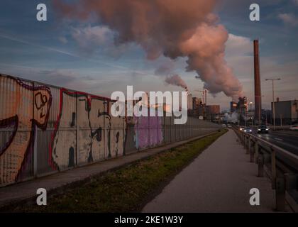 Linzer Fabriken in Herbstfarbe frisch dunkler Abend in Österreich Stockfoto