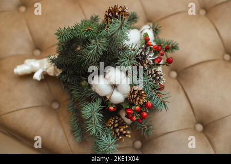 Hochzeitsstrauß aus Fichtenzweigen, Baumwolle, Zapfen und Beeren Stockfoto