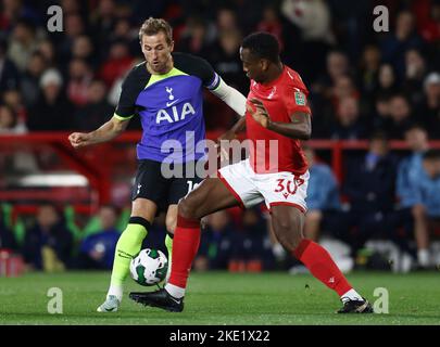 Nottingham, England, 9.. November 2022. Harry Kane von Tottenham wurde während des Carabao-Cup-Spiels auf dem City Ground in Nottingham von Willy Boly aus Nottingham herausgefordert. Bildnachweis sollte lauten: Darren Staples / Sportimage Stockfoto