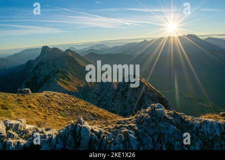 Am frühen Morgen mit herrlichem Sonnenlicht mit goldenem Gras und herrlichem Bergrücken. Stockfoto