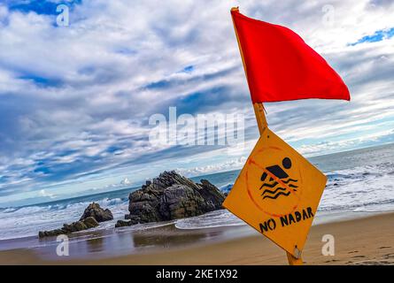 Das Schwimmen unter der roten Flagge verboten hohe Wellen in Zicatela Puerto Escondido Mexiko. Stockfoto