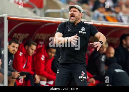 KÖLN, DEUTSCHLAND - NOVEMBER 9: Trainer Steffen Baumbart von 1. FC Köln während des Bundesliga-Spiels zwischen 1. FC Köln und Bayer 04 Leverkusen am 9. November 2022 im RheinEnergieStadion in Köln (Foto: Rene Nijhuis/Orange Picturs) Stockfoto