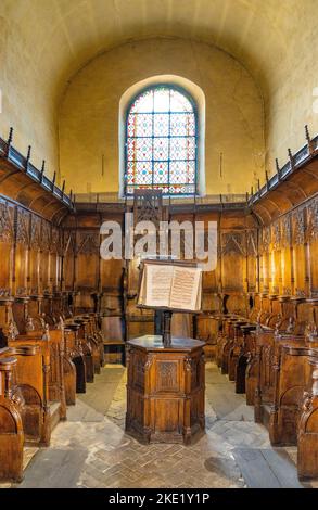 Vence, Frankreich - 6. August 2022: Kunstvolle Stände und Kanzel aus dem 15. Jahrhundert in der Kathedrale Notre Dame de la Nativite in der Altstadt Stockfoto