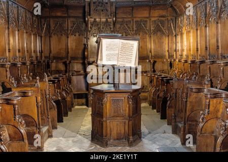 Vence, Frankreich - 6. August 2022: Kunstvolle Stände und Kanzel aus dem 15. Jahrhundert in der Kathedrale Notre Dame de la Nativite in der Altstadt Stockfoto