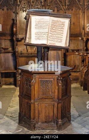 Vence, Frankreich - 6. August 2022: Kunstvolle Stände und Kanzel aus dem 15. Jahrhundert in der Kathedrale Notre Dame de la Nativite in der Altstadt Stockfoto