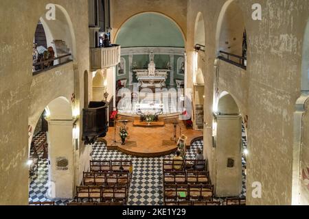 Vence, Frankreich - 6. August 2022: Hauptschiff und Presbyterium der Kathedrale Notre Dame de la Nativite in der Altstadt Stockfoto