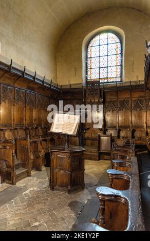 Vence, Frankreich - 6. August 2022: Kunstvolle Stände und Kanzel aus dem 15. Jahrhundert in der Kathedrale Notre Dame de la Nativite in der Altstadt Stockfoto