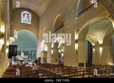 Vence, Frankreich - 6. August 2022: Hauptschiff und Presbyterium der Kathedrale Notre Dame de la Nativite in der Altstadt Stockfoto