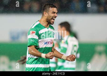 09. November 2022, Bayern, Fürth: Fußball: 2. Bundesliga, SpVgg Greuther Fürth - Hamburger SV, Matchday 16 im Sportpark Ronhof Thomas Sommer. Oussama Haddadi aus Fürth feiert den Sieg seiner Mannschaft. Foto: Daniel Karmann/dpa - WICHTIGER HINWEIS: Gemäß den Anforderungen der DFL Deutsche Fußball Liga und des DFB Deutscher Fußball-Bund ist es untersagt, im Stadion und/oder vom Spiel aufgenommene Fotos in Form von Sequenzbildern und/oder videoähnlichen Fotoserien zu verwenden oder zu verwenden. Stockfoto