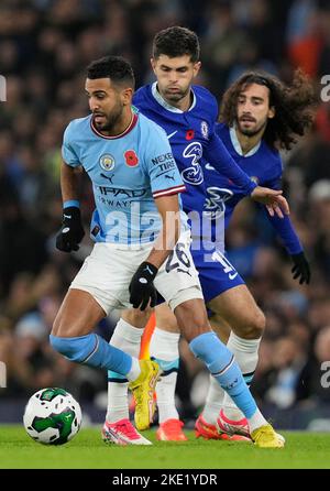 Manchester, England, 9.. November 2022. Riyad Mahrez aus Manchester City vor Christian Pulisic aus Chelsea während des Carabao Cup-Spiels im Etihad Stadium in Manchester. Bildnachweis sollte lauten: Andrew Yates / Sportimage Stockfoto