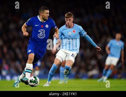 Chelseas Mateo Kovacic (links) und Cole Palmer von Manchester City kämpfen während des dritten Spiels des Carabao Cup im Etihad Stadium in Manchester um den Ball. Bilddatum: Mittwoch, 9. November 2022. Stockfoto