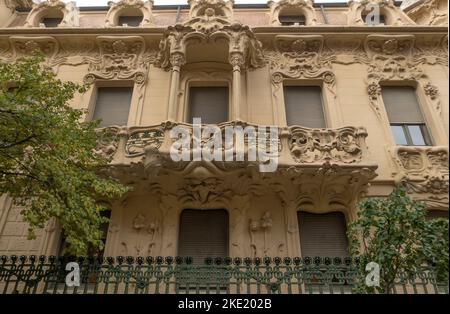 Jugendstil architektonische Details über Gebäude in Madrid, Spanien Stockfoto