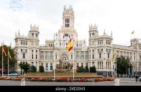 Schloss Cibele, mit gleichnamigem Brunnen im Vordergrund, ehemals Palast der Kommunikation Madrid, Spanien Stockfoto