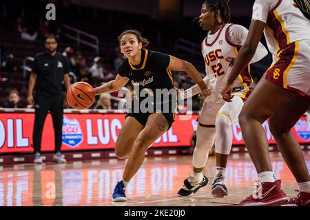 Die CSU Bakersfield Roadrunners-Wache Tatyanna Clayburne (1) fährt während eines NCAA-Basketballspiels für Frauen, TU, gegen die USC-Trojanerin Rokia Doumbia (52) Stockfoto