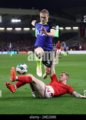 Nottingham, England, 9.. November 2022. Lewis O'Brien von Nottingham Forest tagt Oliver Skipp von Tottenham während des Carabao Cup-Spiels auf dem City Ground in Nottingham. Bildnachweis sollte lauten: Darren Staples / Sportimage Stockfoto