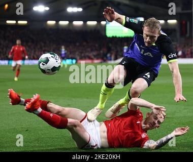 Nottingham, England, 9.. November 2022. Oliver Skipp von Tottenham überspringt Lewis O'Brien vom Nottingham Forest während des Carabao Cup-Spiels auf dem City Ground in Nottingham. Bildnachweis sollte lauten: Darren Staples / Sportimage Stockfoto