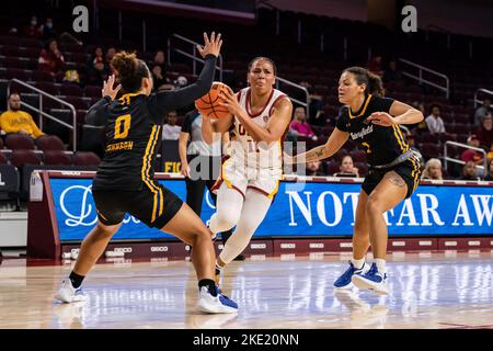 Die Wache der USC-Trojaner Destiny Littleton (11) fährt gegen die Wache der CSU Bakersfield Roadrunners Simone Johnson (0) und Tatyanna Clayburne (1) während eines Stockfoto