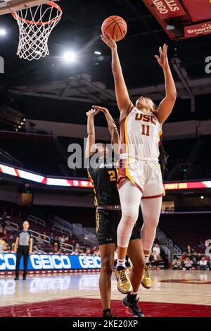 USC-Trojaner schützen Destiny Littleton (11) schießt während eines NCAA-Basketballspiels für Frauen, Tuesd, auf die CSU Bakersfield Roadrunners-Wache Morgan Edwards (2) Stockfoto