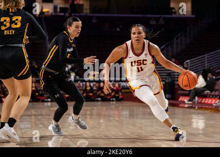 USC Trojans Guard Destiny Littleton (11) fährt während eines NCAA-Basketballspiels für Frauen, Di, gegen die CSU Bakersfield Roadrunners Guard Sophia Tougas (5) Stockfoto