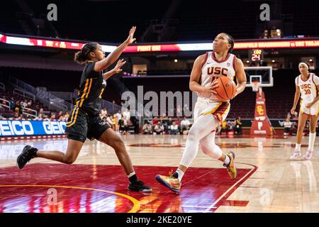 USC Trojans Guard Destiny Littleton (11) fährt während eines NCAA-Basketballspiels für Frauen, TU, gegen die CSU Bakersfield Roadrunners Guard Morgan Edwards (2) Stockfoto