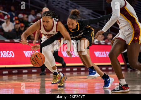 USC Trojans Wache Destiny Littleton (11) und CSU Bakersfield Roadrunners Wache Shaunae Brown (10) kämpfen während einer NCAA Frauen-Basketba um den Besitz Stockfoto