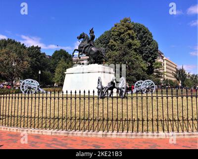 Eine Statue von Andrew Jackson bei der Schlacht von New Orleans befindet sich im Zentrum des Lafayette Square. Errichtet 1853. Stockfoto