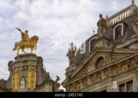 Goldene Statue von Charles Alexander von Lothringen auf dem Haus L'arbre D'Or, auf dem Grand Place in Brüssel, Belgien Stockfoto