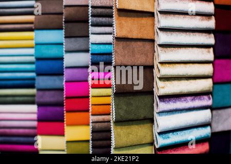 Viele verschiedene bunte und helle Stoffmuster für Polstermöbel. Interior Design Konzept. Nahaufnahme einer Palette von textilen abstrakten diagonalen Streifen in verschiedenen Farben. Hochwertige Fotos Stockfoto