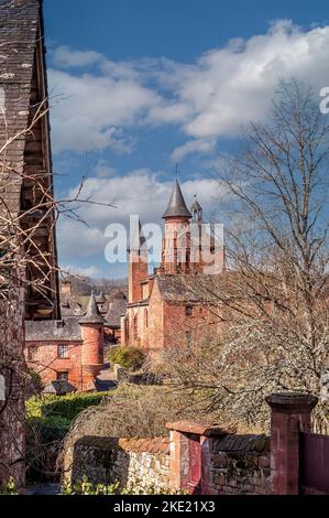 Kirche im mittelalterlichen Dorf Collonges-la-Rouge in Corrèze, Nouvelle-Aquitaine in Frankreich Stockfoto