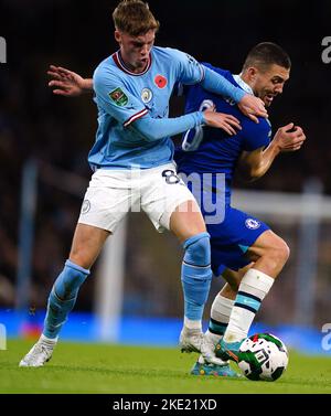 Cole Palmer von Manchester City (links) und Mateo Kovacic von Chelsea kämpfen während des dritten Carabao Cup-Spiels im Etihad Stadium in Manchester um den Ball. Bilddatum: Mittwoch, 9. November 2022. Stockfoto