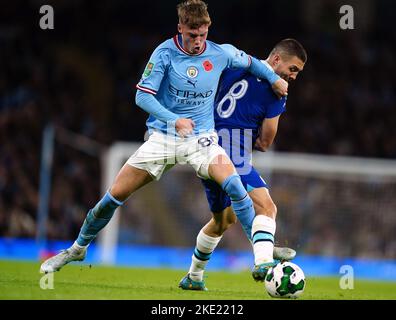 Cole Palmer von Manchester City (links) und Mateo Kovacic von Chelsea kämpfen während des dritten Carabao Cup-Spiels im Etihad Stadium in Manchester um den Ball. Bilddatum: Mittwoch, 9. November 2022. Stockfoto