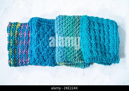 Hausgemachte bunte Baumwoll-Geschirrtücher. Stockfoto