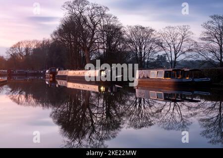 Abenddämmerung auf dem Oxford Canal in Thrupp, bei Oxford, Oxfordshire, England Stockfoto