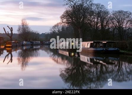 Abenddämmerung auf dem Oxford Canal in Thrupp, bei Oxford, Oxfordshire, England Stockfoto