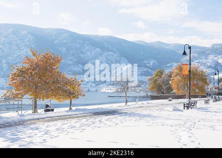 Landschaftlich schöner Winterblick auf den Skaha Lake und die Berge nach einem Schneesturm Stockfoto