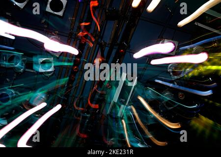 Grill mit farbigen Disco-Lichtern von unten gesehen Stockfoto