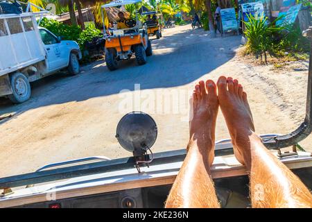 Golfwagen-Buggy-Fahrt mit den Füßen auf der Insel Isla Holbox in Quintana Roo Mexiko. Stockfoto