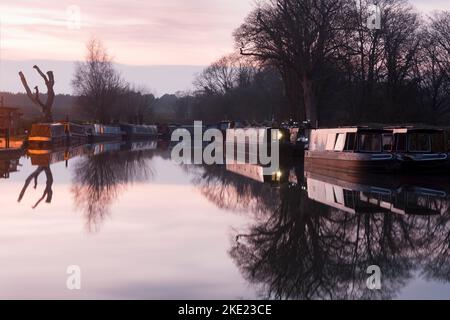 Abenddämmerung auf dem Oxford Canal in Thrupp, bei Oxford, Oxfordshire, England Stockfoto