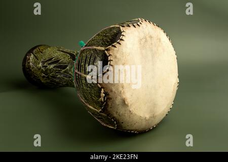 Grüner Keramik-Bongo auf glattem Boden Stockfoto